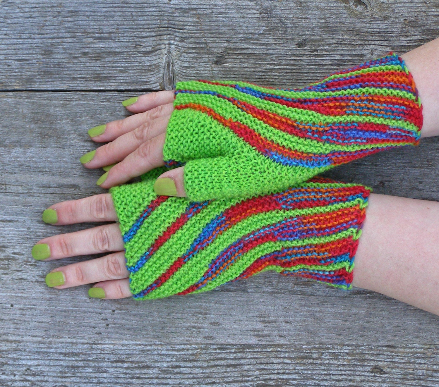 Gestreifte Fingerlose Wollhandschuhe, Hellgrüne Pulswärmer von echocraftings