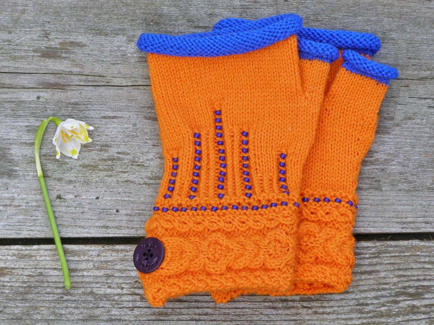 Orange Gestrickte Pulswärmer, Mit Knöpfen Und Wolle Fingerlose Handschuhe von echocraftings