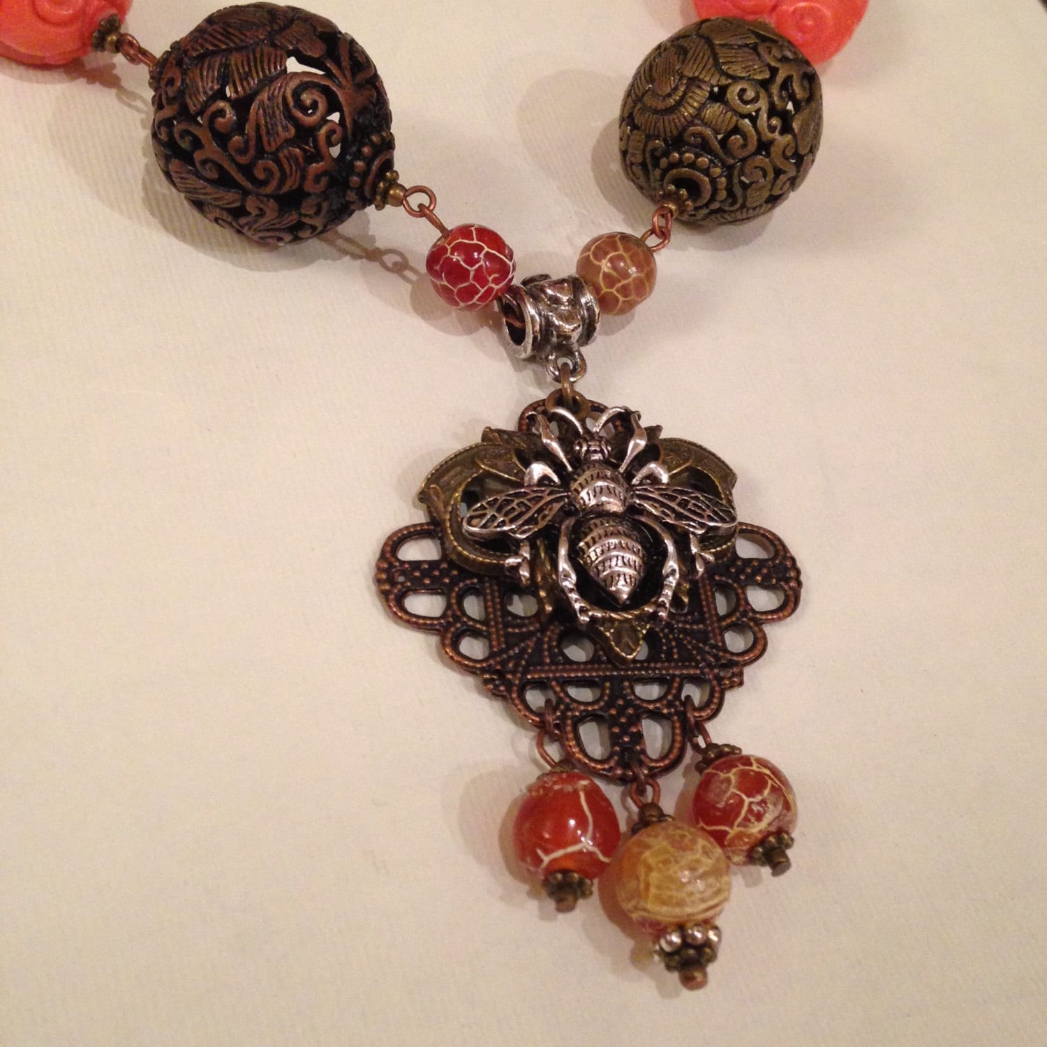 "Die Bee Keeper Filigree Und Pink Coral 18 "Verstellbare Halskette Auf Kupfer Finish Kette." "Die Bee Keeper Filigree Und Pink Coral 18 "Verstellbare Halskette Auf Kupfer Finish Kette." von eclekticsdesign
