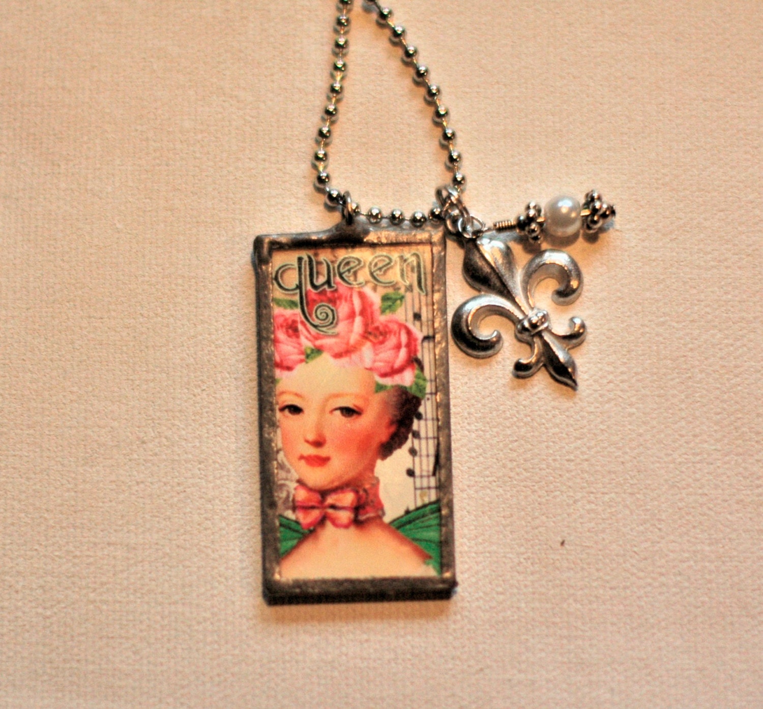 Marie Antoinette Glasanhänger Mit Pewter | Zinn Und Perlentropfen An 32-Zoll-Silberkugelkette Marie Antoinette Glasanhänger Mit Pewter | Zinn Und Perlentropfen An 32-Zoll-Silberkugelkette von eclekticsdesign