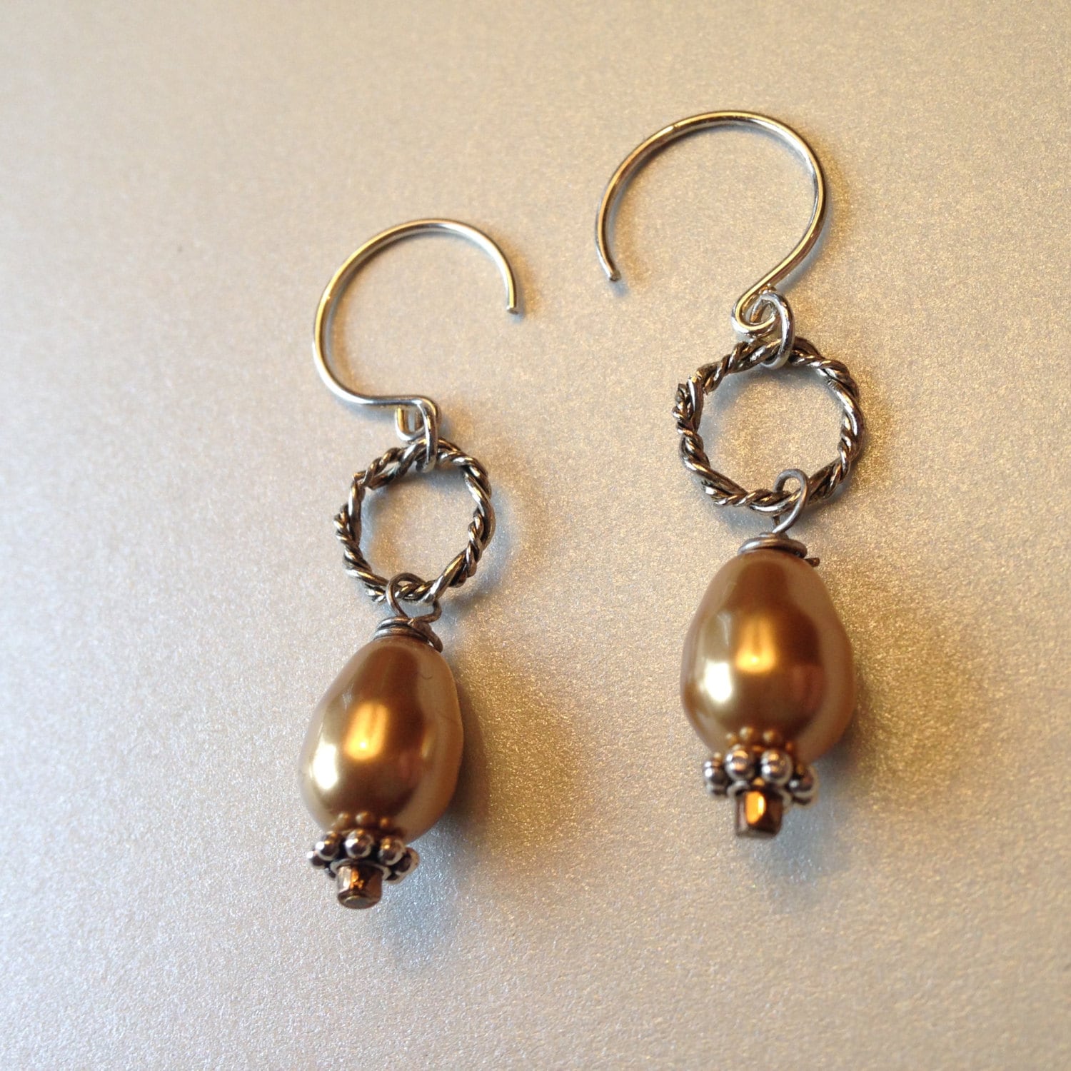 Silber Ohrringe Auf Kreisförmigen Ohr Draht Mit Einem Goldenen Swarovski Perle Tropfen Silber Ohrringe Auf Kreisförmigen Ohr Draht Mit Einem Goldenen Swarovski Perle Tropfen von eclekticsdesign