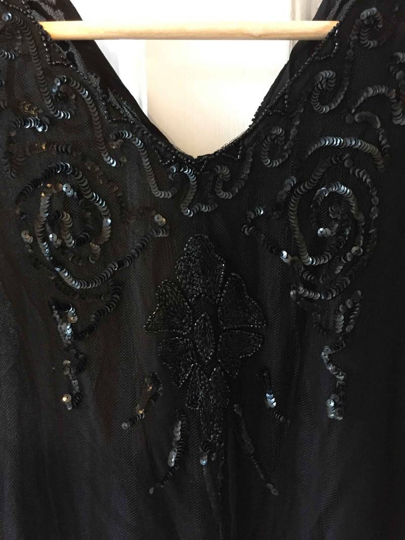 1920S Schwarzes Pailletten-Cocktailkleid, Handgefertigtes Seidenchiffon-Futter von ecleticandexotic