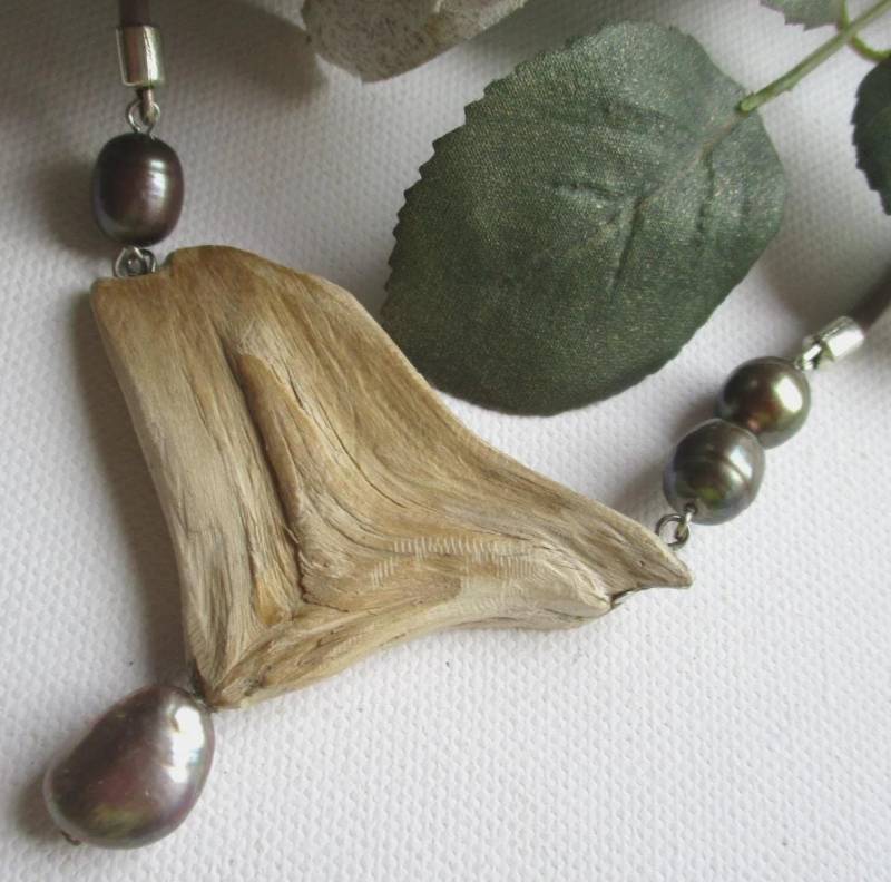 Beeindruckende Designerkette - Zuchtperlen Mit Fundholz 56 cm -Lederband Treibholz Braun-Beige Töne- Designerkette-Täglich Tragbar von edeldesign