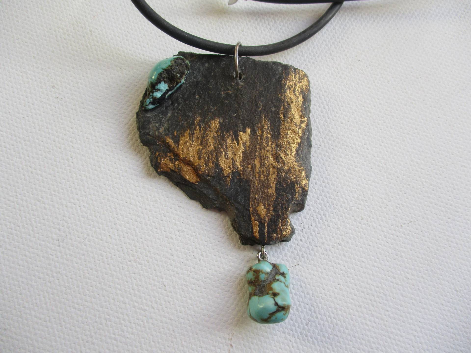 Eindrucksvolles Collier M Echtem Schiefer Und Türkisbrocke-Kautschukband-63cm-Ein Seltenes Unikat-Kunstwerk-Goldfinisch-Weihnachtsgeschenk von edeldesign