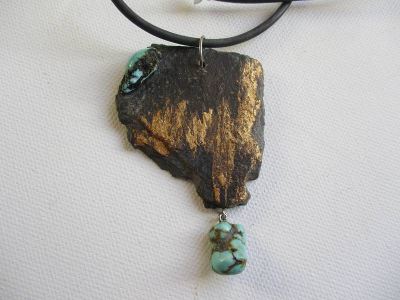 Eindrucksvolles Collier M Echtem Schiefer Und Türkisbrocke-Kautschukband-63cm-Ein Seltenes Unikat-Kunstwerk-Goldfinisch-Weihnachtsgeschenk von edeldesign