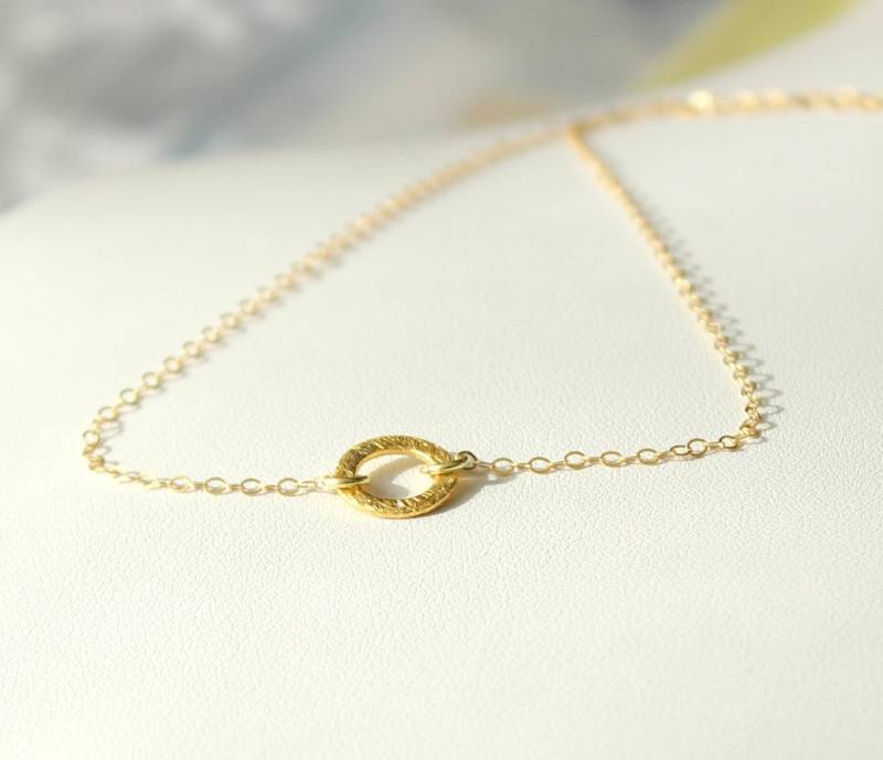 14K Gold Filled Kette Mit Vergoldetem Ring Charm 10mm Gebürstet Tiny Golden Circle Rund Geometrisch Verbundenheit Infinity Kreis Liebe Fein von edelfeinES