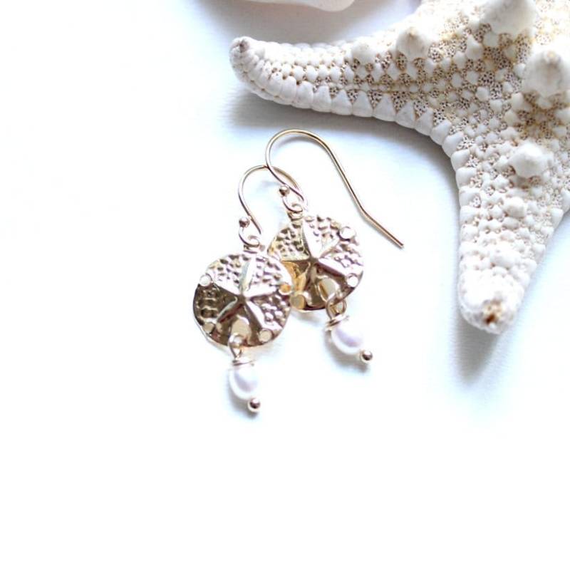 14K Gold Filled Ohrringe Mit Seeigel Anhänger 12mm Und Süßwasserperle Strand Feeling Maritim Ozean Urlaub Strand Reise Glück Sanddollar Fein von edelfeinES