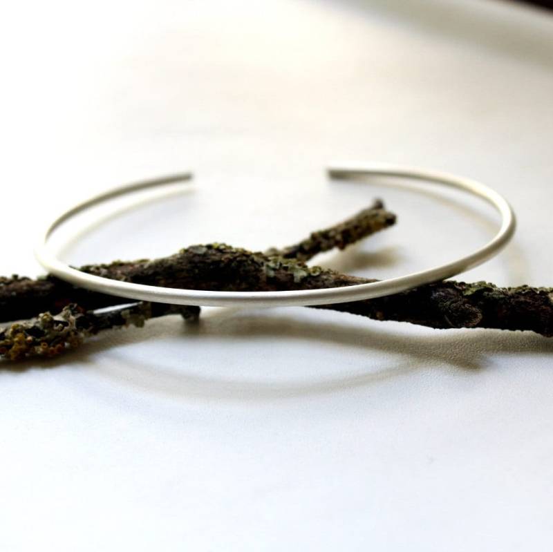 925 Silber Armreif 2mm Rund Gebürstet Pure Chic Armspange Offen Schlicht Handgeschmiedet Runddraht Surferschmuck Unisex Freundschaft Fein von edelfeinES