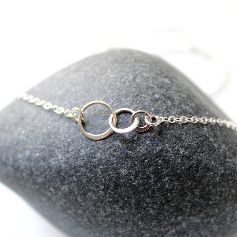 Zarte 925 Silber Kette Mit Drei Verbundenen Ringen Verbundenheit Rund Geometrisch Symbol Infinity Liebe Familie Kreise Schönes Geschenk Fein von edelfeinES