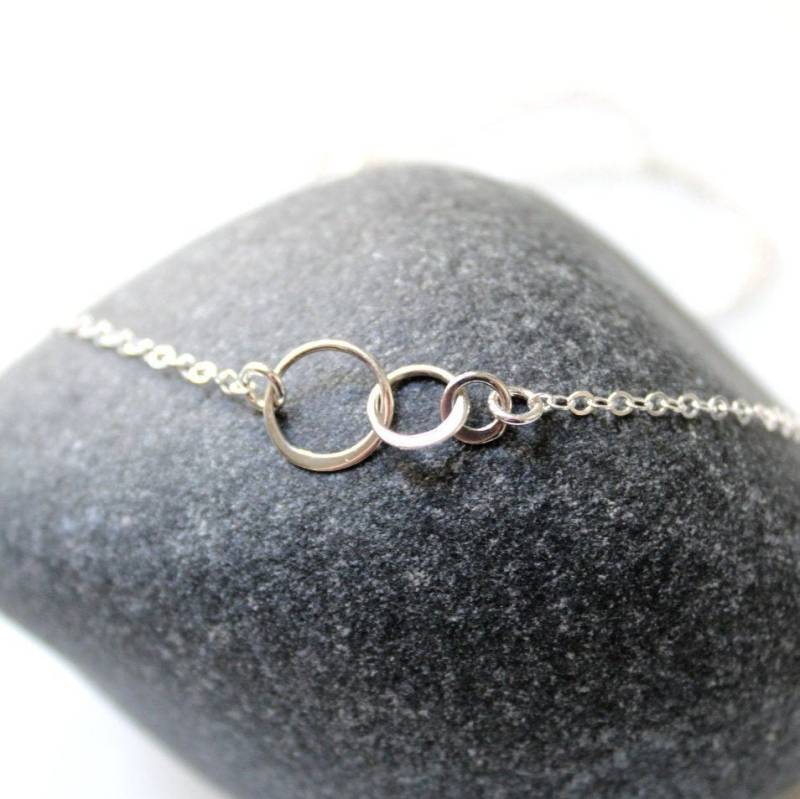 Zarte 925 Silber Kette Mit Drei Verbundenen Ringen Verbundenheit Rund Geometrisch Symbol Infinity Liebe Familie Kreise Schönes Geschenk Fein von edelfeinES