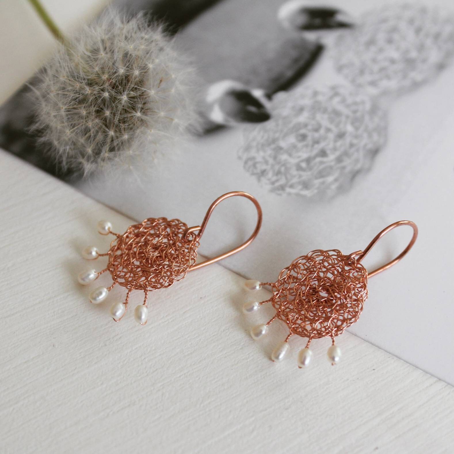 Gehäkelte Ohrringe Aus Kupfer. Weiße Perlen Ohrringe. Zarte Kreis Draht Gehäkelt Schmuck Gehäkelte Ohrringe Aus Kupfer. Weiße Perlen Ohrringe. Zarte Kreis Draht Gehäkelt Schmuck von editaliu