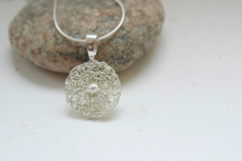 Gehäkelter Silber Kreis Anhänger. Einzelne Weiße Perlenkette. Draht Gehäkelt Schmuck Gehäkelter Silber Kreis Anhänger. Einzelne Weiße Perlenkette. Draht Gehäkelt Schmuck von editaliu