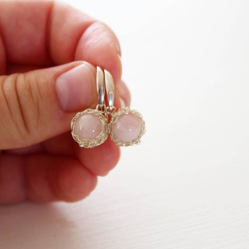 Rosa Rose Quarz Und Silber Draht Häkeln Ohrringe. Edelstein-Ohrringe. Schmuck Rosa Rose Quarz Und Silber Draht Häkeln Ohrringe. Edelstein-Ohrringe. Schmuck von editaliu