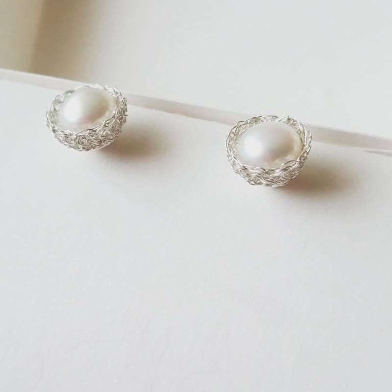Weiße Perlen Ohrstecker. Zarte Silber Braut Ohrringe. Draht Gehäkelt Schmuck von editaliu