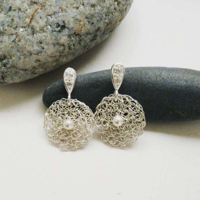 Weiße Perlen Tropfen Ohrringe. Silber Kreis Draht Gehäkelt Schmuck Weiße Perlen Tropfen Ohrringe. Silber Kreis Draht Gehäkelt Schmuck von editaliu