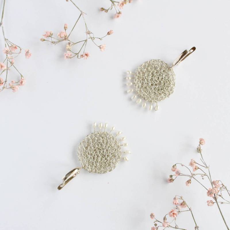 Zarte Draht Gehäkelte Weiße Perlenohrringe. Dezente Braut Ohrringe. Hochzeitsgeschenk von editaliu