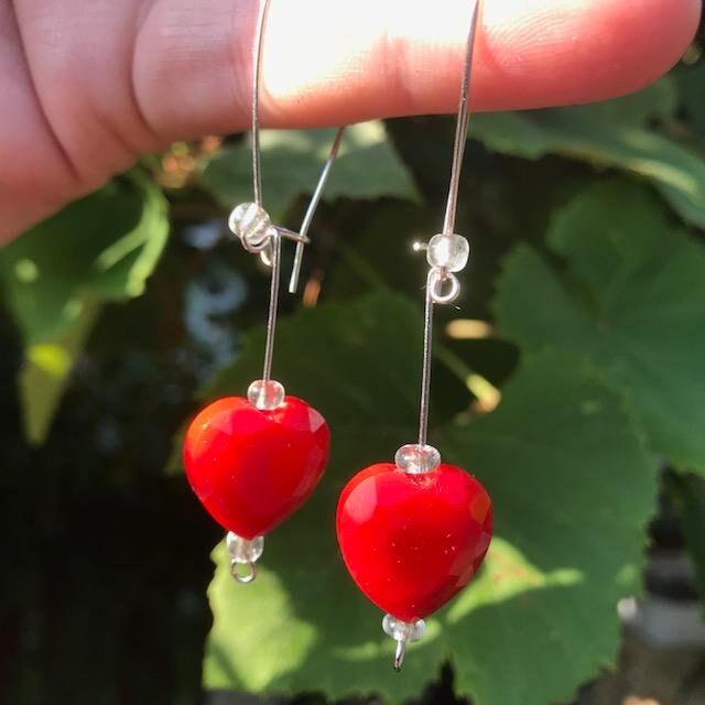 Sonderverkauf, Schöne Helle Rote Herz Ohrringe, Glas, Fliegende Herzen von edolena