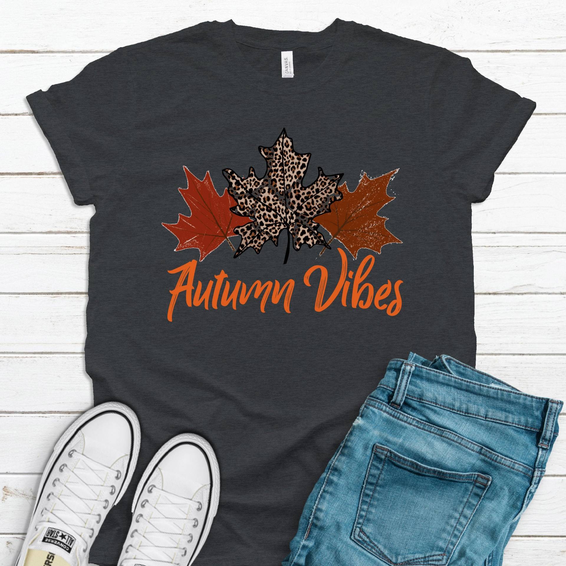 Herbst Vibes Leopard Blatt Shirt, Shirt Damen T-Shirts, T-Shirt, Kleidung, T-Shirt von eighteen20design