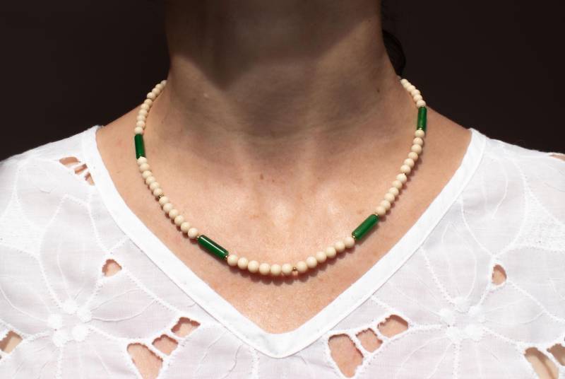 Halskette Aus Grünen Achat- Und Fossilsteinen - Schmuck Mit 18K Vergoldetem Verschluss Für Damen, Handmade Von Eilenna von eilennaShop