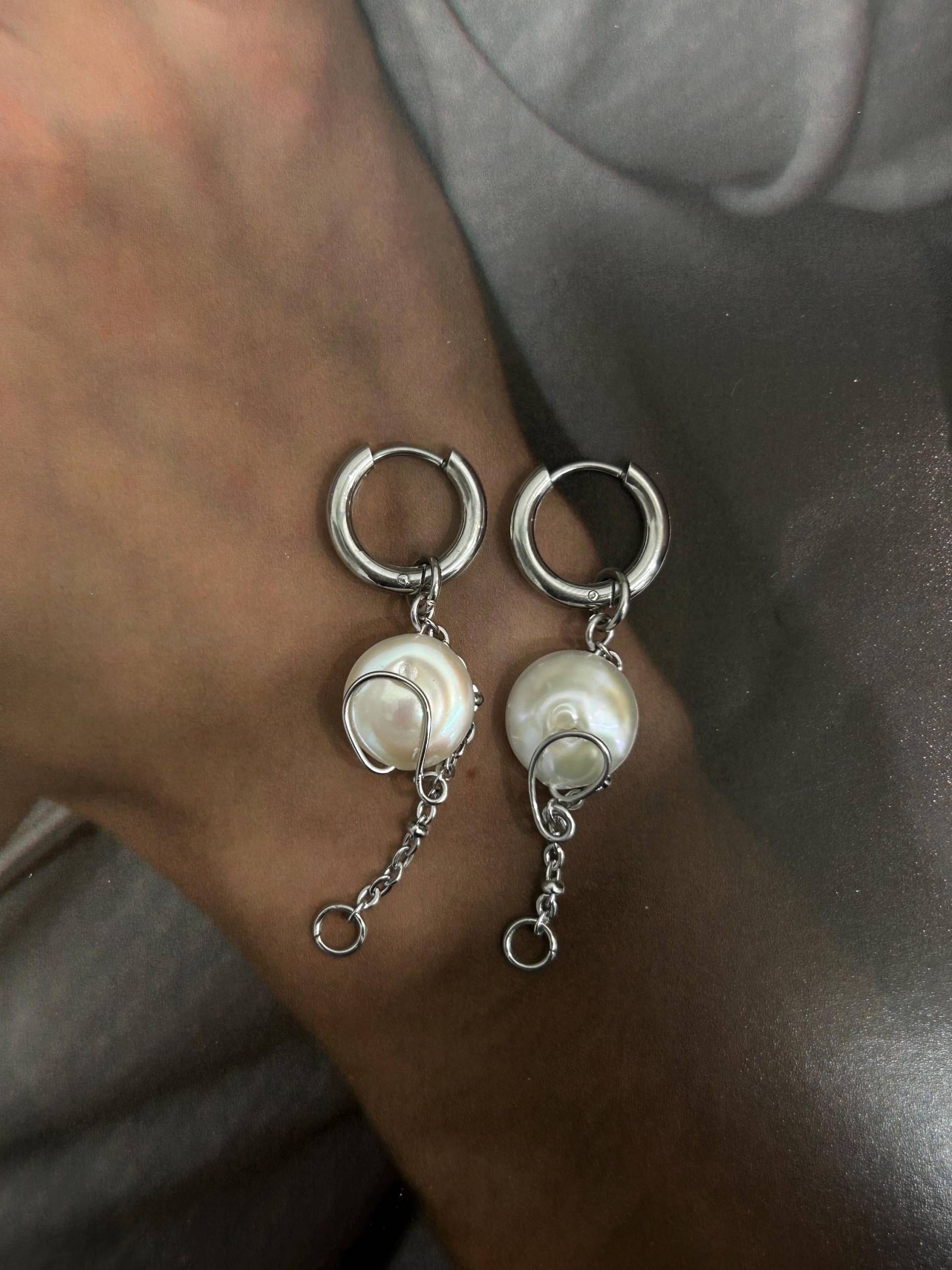 Handegemachte Edelstahl Süßwasserperlen Ohrringe Creolen Cuban Link Chain Pearlsberlin Einlicht Christmas Restock Present von einLichtjewelry