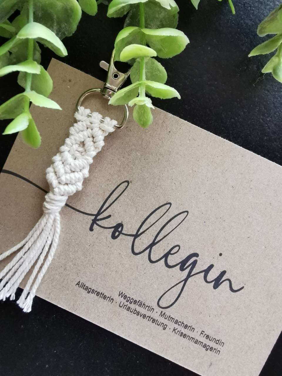 Schlüsselanhänger Makramee Mit Karte | Geschenk Erzieherin, Lehrerin, Kollege, Kollegin, Mama, Freundin, Oma, Herzmensch, Geburtstag von eindruckdomenika