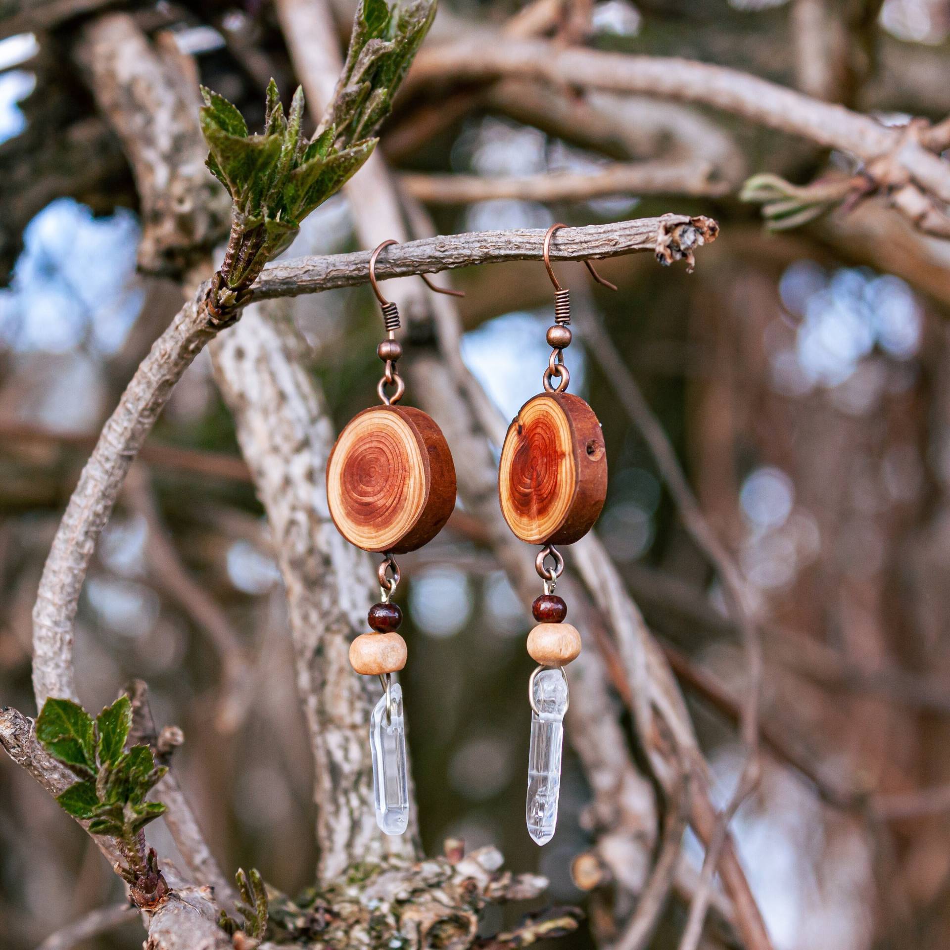 Hängeohrringe Holzohrringe Naturschmuck Bergkristall Sequoia Hängeohrringe Holzohrringe Naturschmuck Bergkristall Sequoia von einholzundeineseele