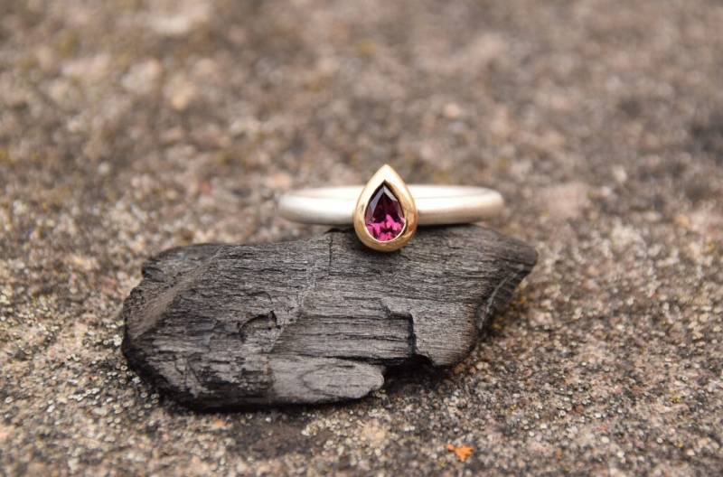 stapelring in Silber Mit Gold Und Rhodolith Tropfen stapelring in Silber Mit Gold Und Rhodolith Tropfen von einzigartigerSchmuck