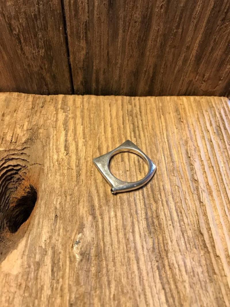 Besonderer Massiver Eckiger Silberring Mit Kleinem Blauem Stein Modernist von einzigartigschoenes