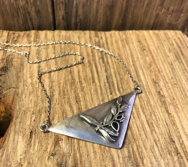 Kette Mit Dreieckigem Silberanhänger Blättern Und Onyx von einzigartigschoenes