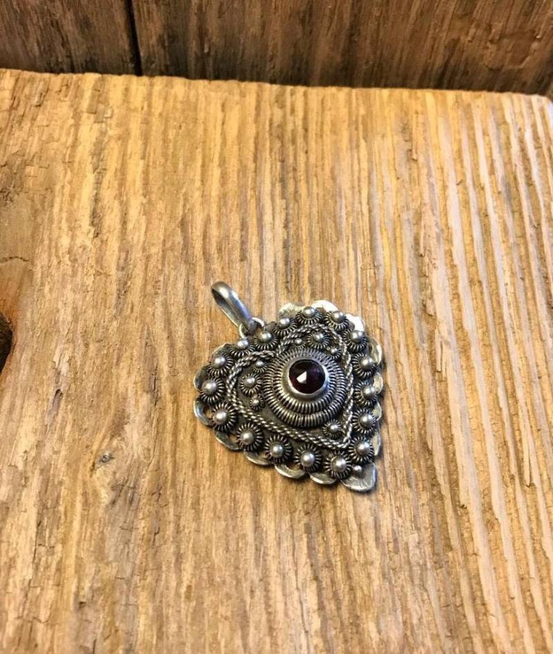 Silberanhänger Herz Mit Rotem Stein Filigran Trachtenschmuck 1950Er Jahre Vintage von einzigartigschoenes
