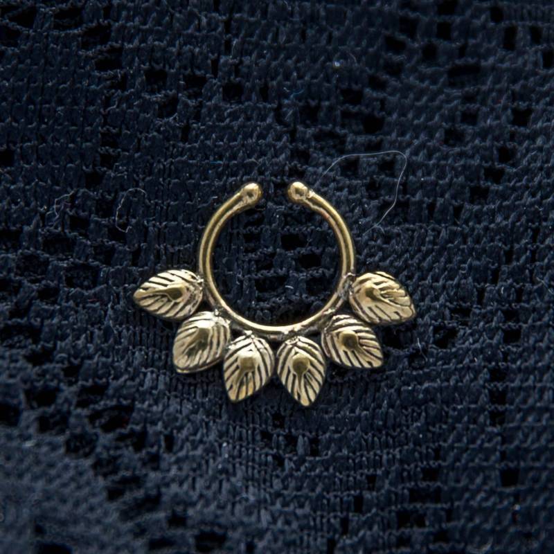 Blatt Design Fake Septum Ring Messing Boho Körperschmuck von ekekocrafts