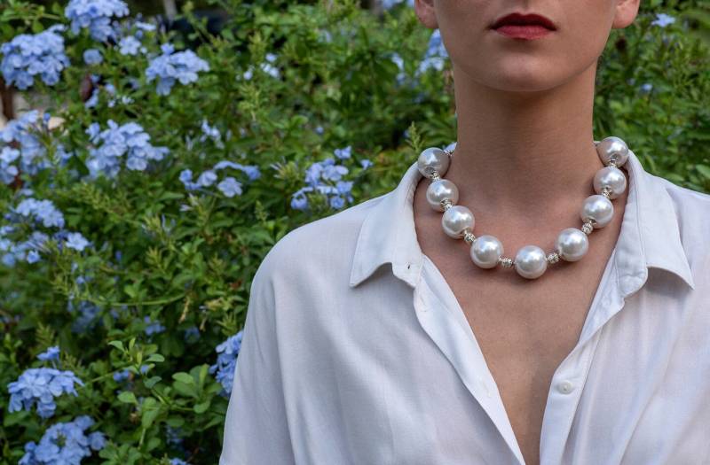 Extravagante Große Perlenkette, Statement Stapelbares Halsband, Acryl Perle Metall Runde Strass Elegante Halskette, Weihnachtsgeschenk von ekfrasiscreations