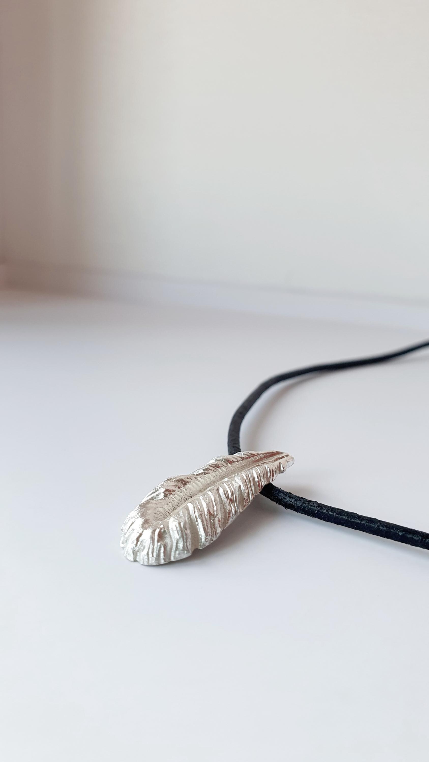 925 Silber Feder Anhänger Auf Lederkette 925 Silber Feder Anhänger Auf Lederkette von ekschmuckdesign