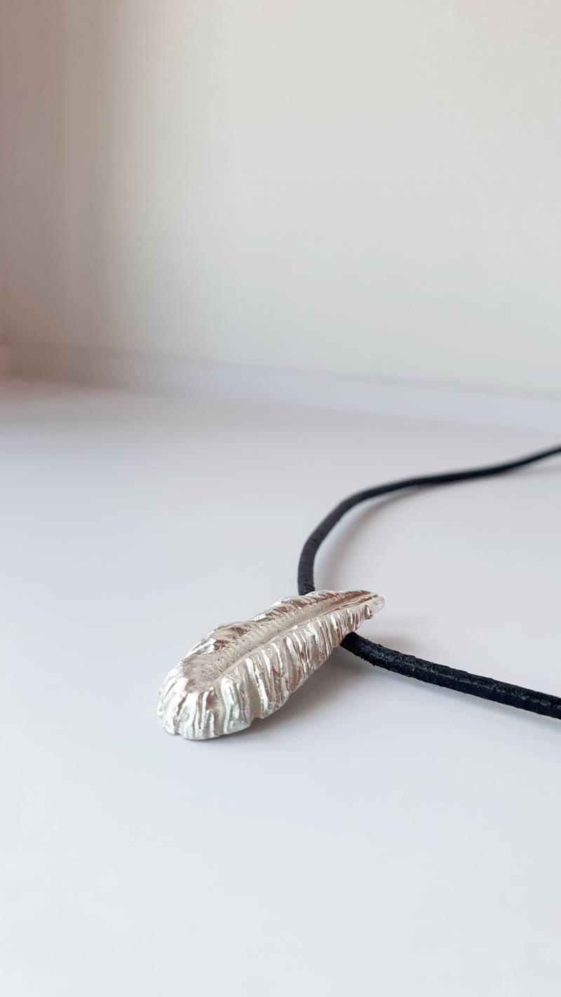 925 Silber Feder Anhänger Auf Lederkette 925 Silber Feder Anhänger Auf Lederkette von ekschmuckdesign