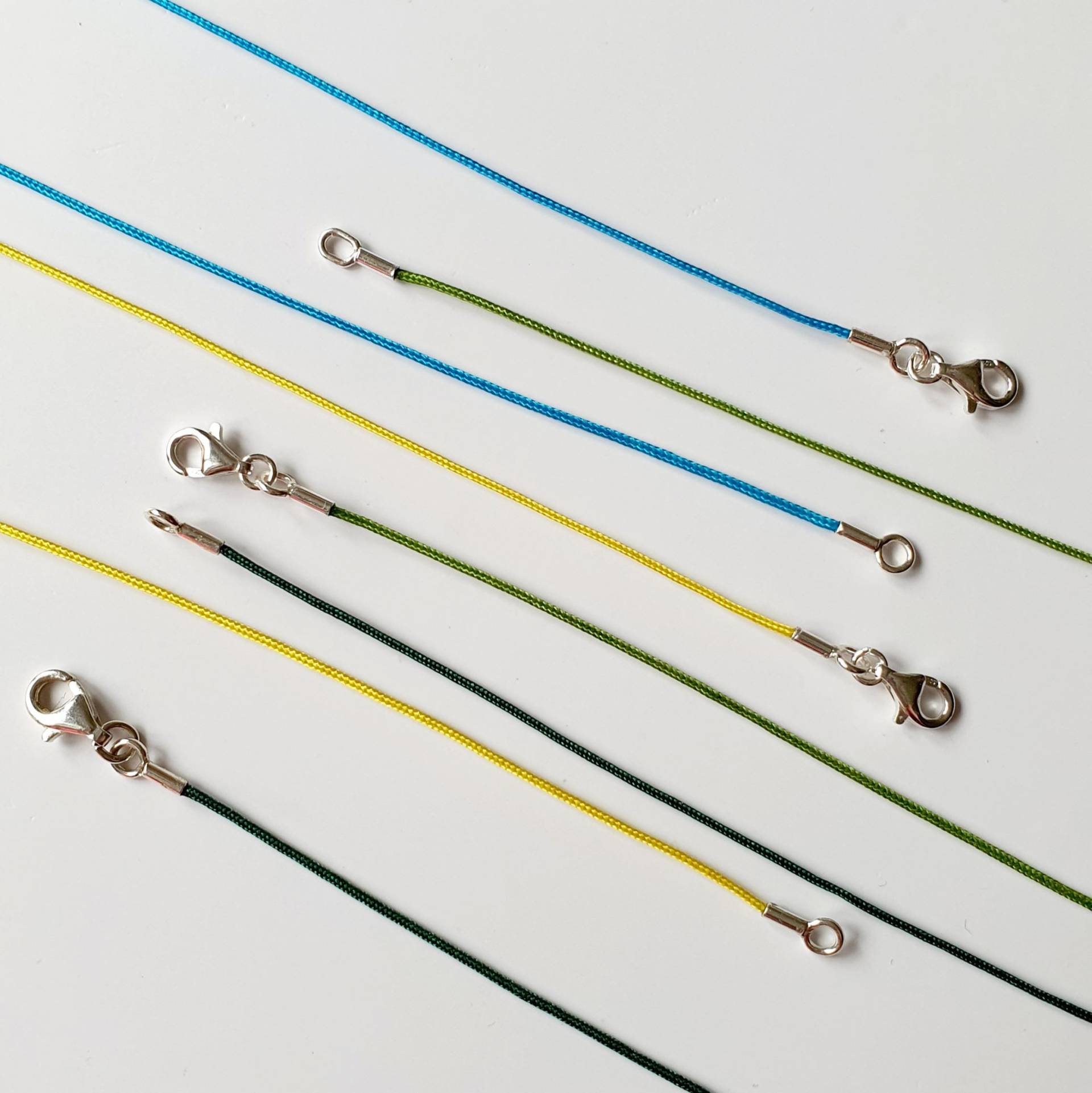 Farbiges Halsband, Stoff Halskette, Schlicht, Individuell Kombinierbar Farbiges Halsband, Stoff Halskette, Schlicht, Individuell Kombinierbar von ekschmuckdesign