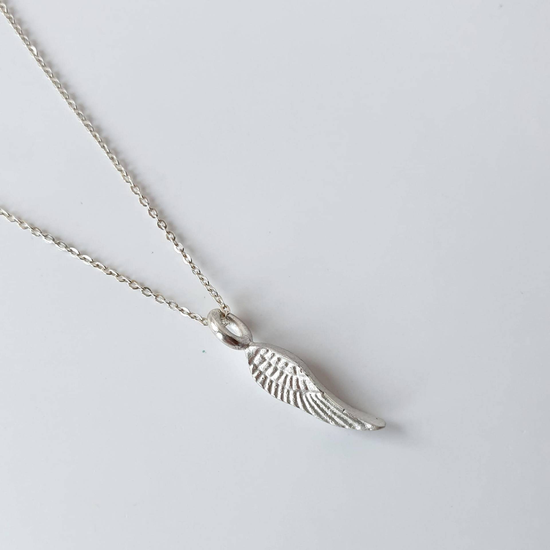 Feine Silberkette Mit Feder Sterling Silber 925, Halskette Mini Federanhänger Feine Silberkette Mit Feder Sterling Silber 925, Halskette Mini Federanhänger von ekschmuckdesign
