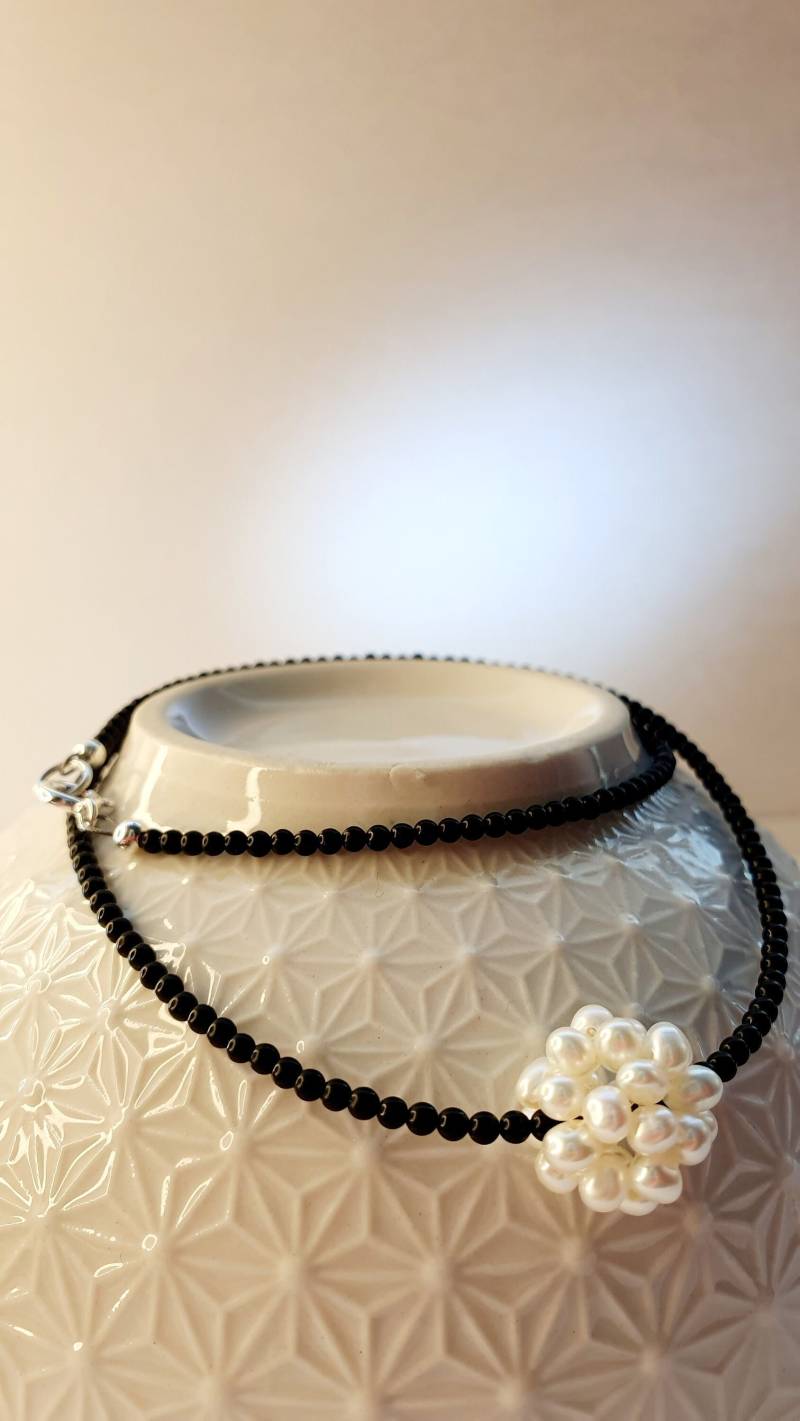 Halskette „Atom" Serie/Mini Perlenkette Onyx Und Zuchtperlen Kette Aus Onyxperlen Mit Einem Süßwasserperlen Anhänger von ekschmuckdesign