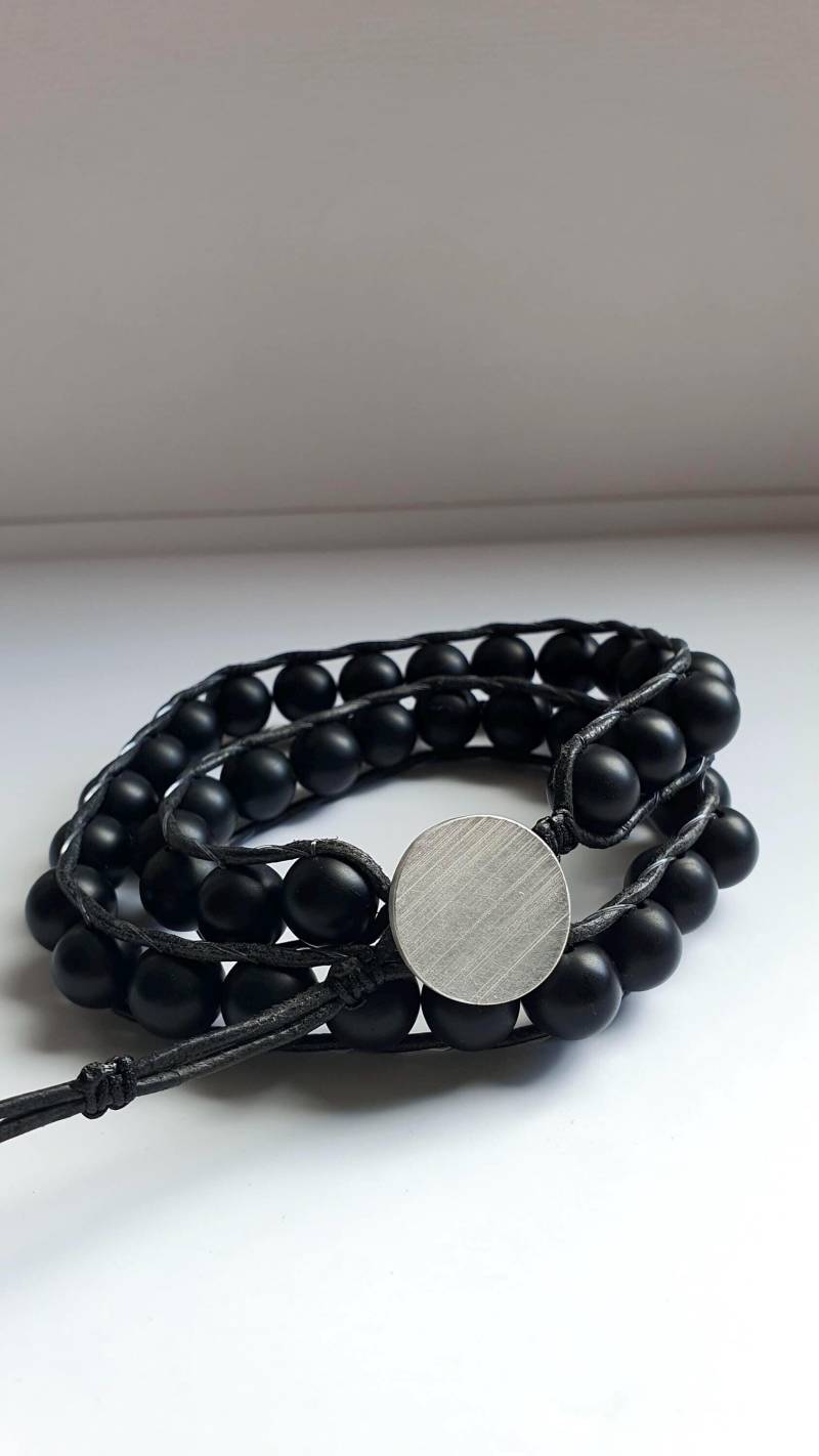Onyx Perlen Armband Silberknopf Massiv, Schwarzer Lederband Yoga, Boho Wickel von ekschmuckdesign