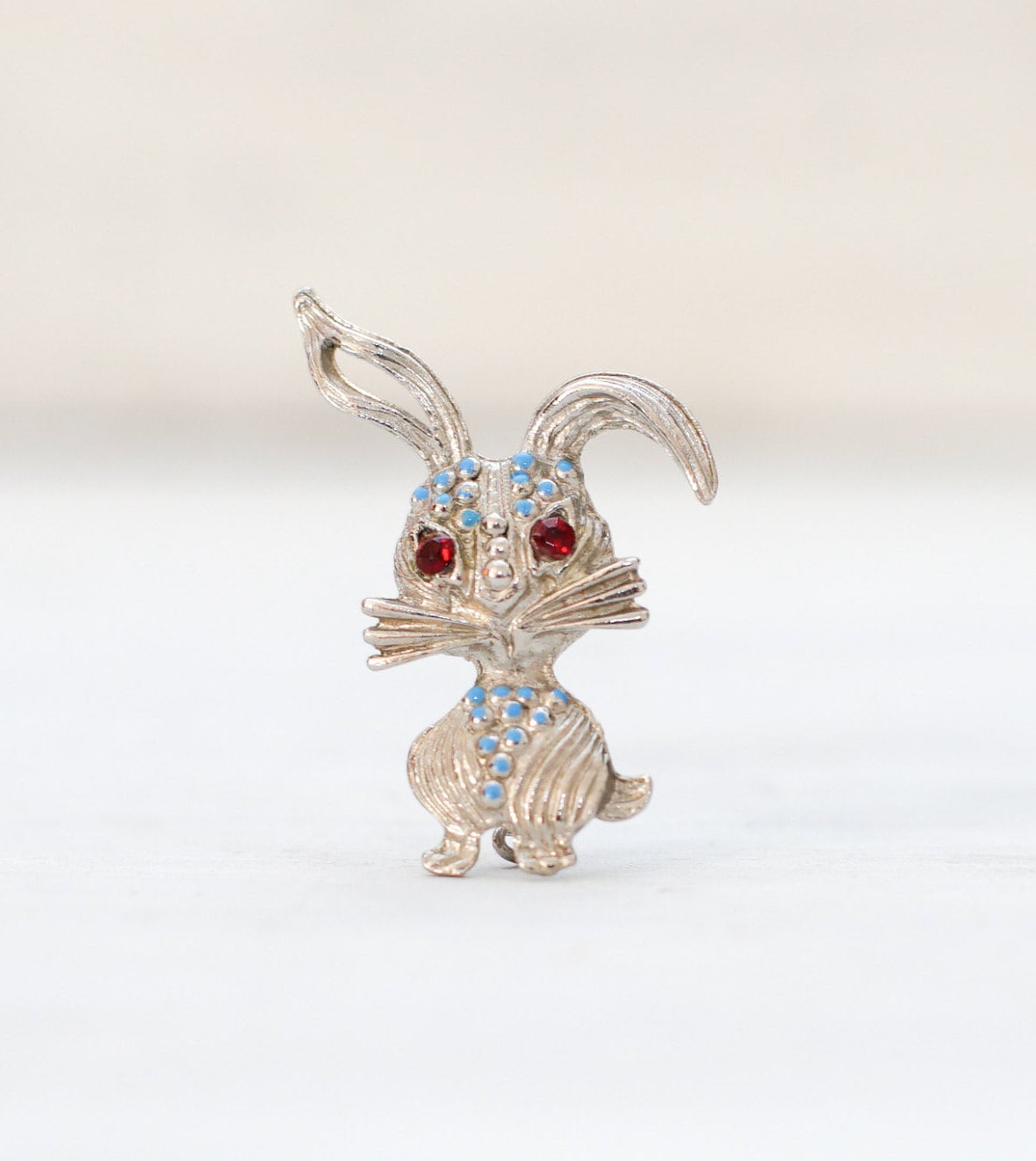 Kleine Hase Versilbert Pin in Messing-Clip Kleine Hase Versilbert Pin in Messing-Clip von elOlvido