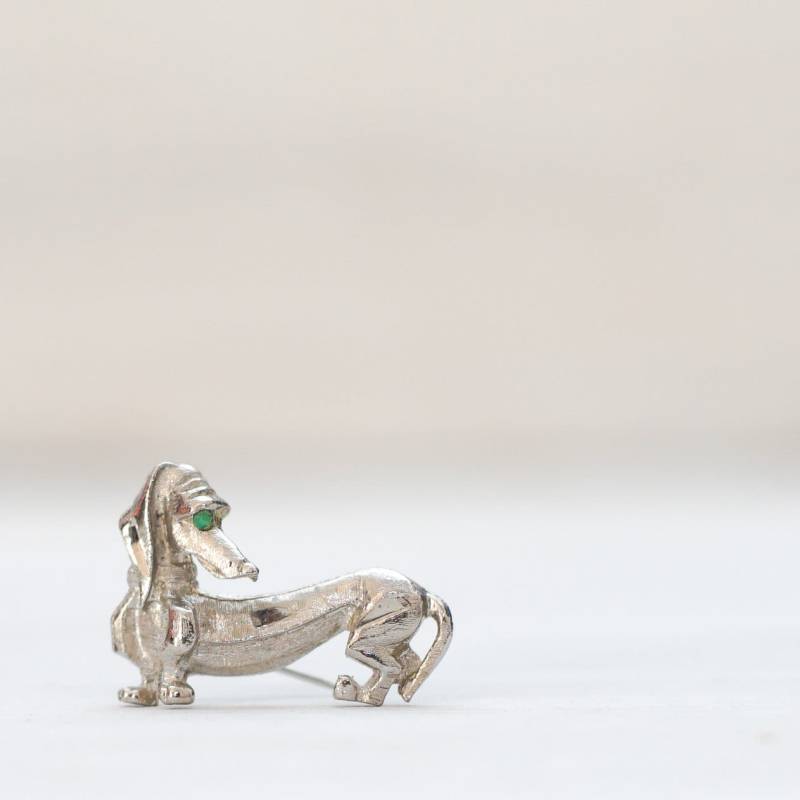 Kleine Hund Versilbert Pin in Messing-Clip Kleine Hund Versilbert Pin in Messing-Clip von elOlvido