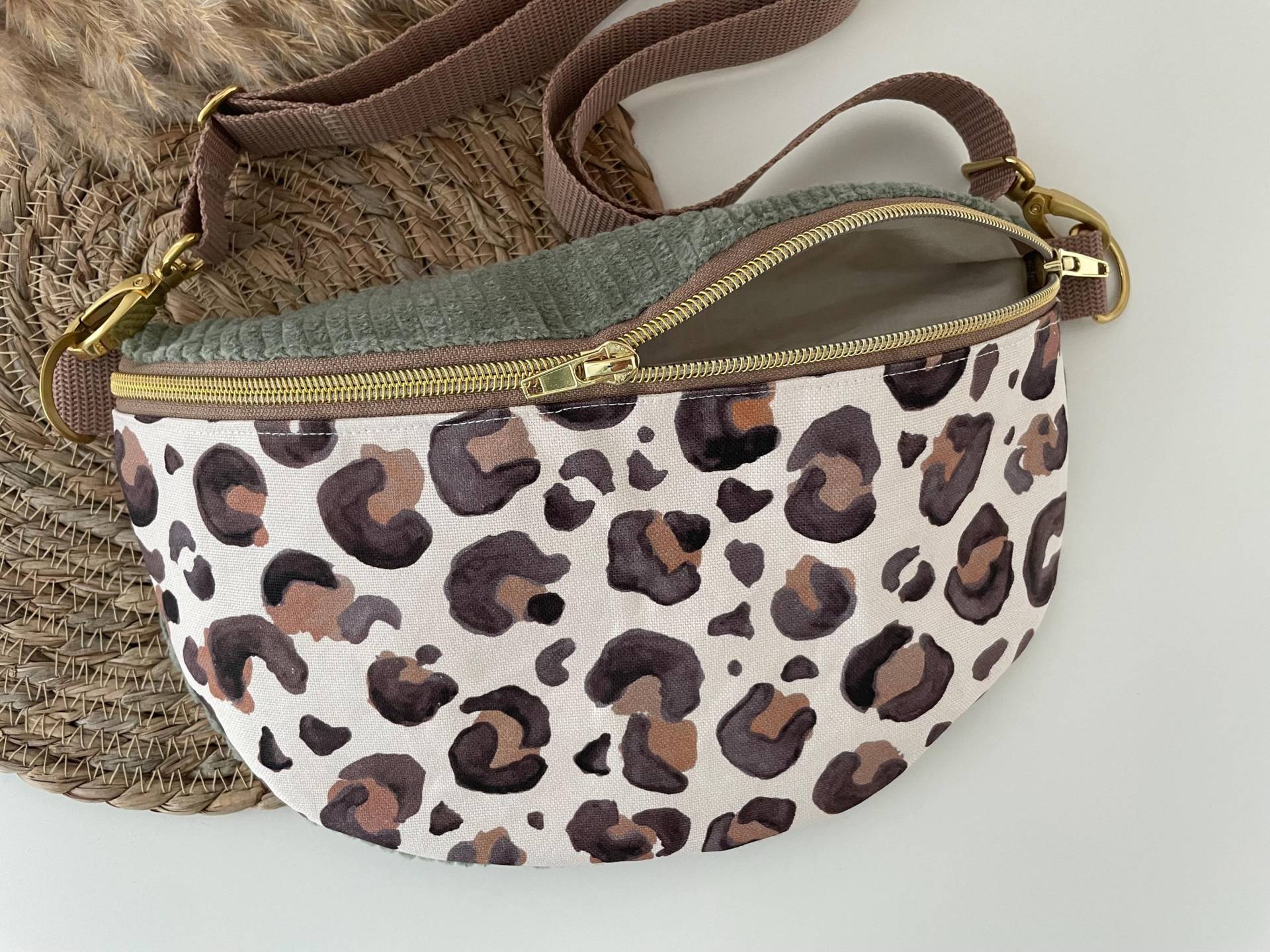 Bauchtasche Hipbag Crossbag Gürteltasche Cord Salbei/Canvas Leo Gold Bauchtasche Hipbag Crossbag Gürteltasche Cord Salbei/Canvas Leo Gold von elbtueddel