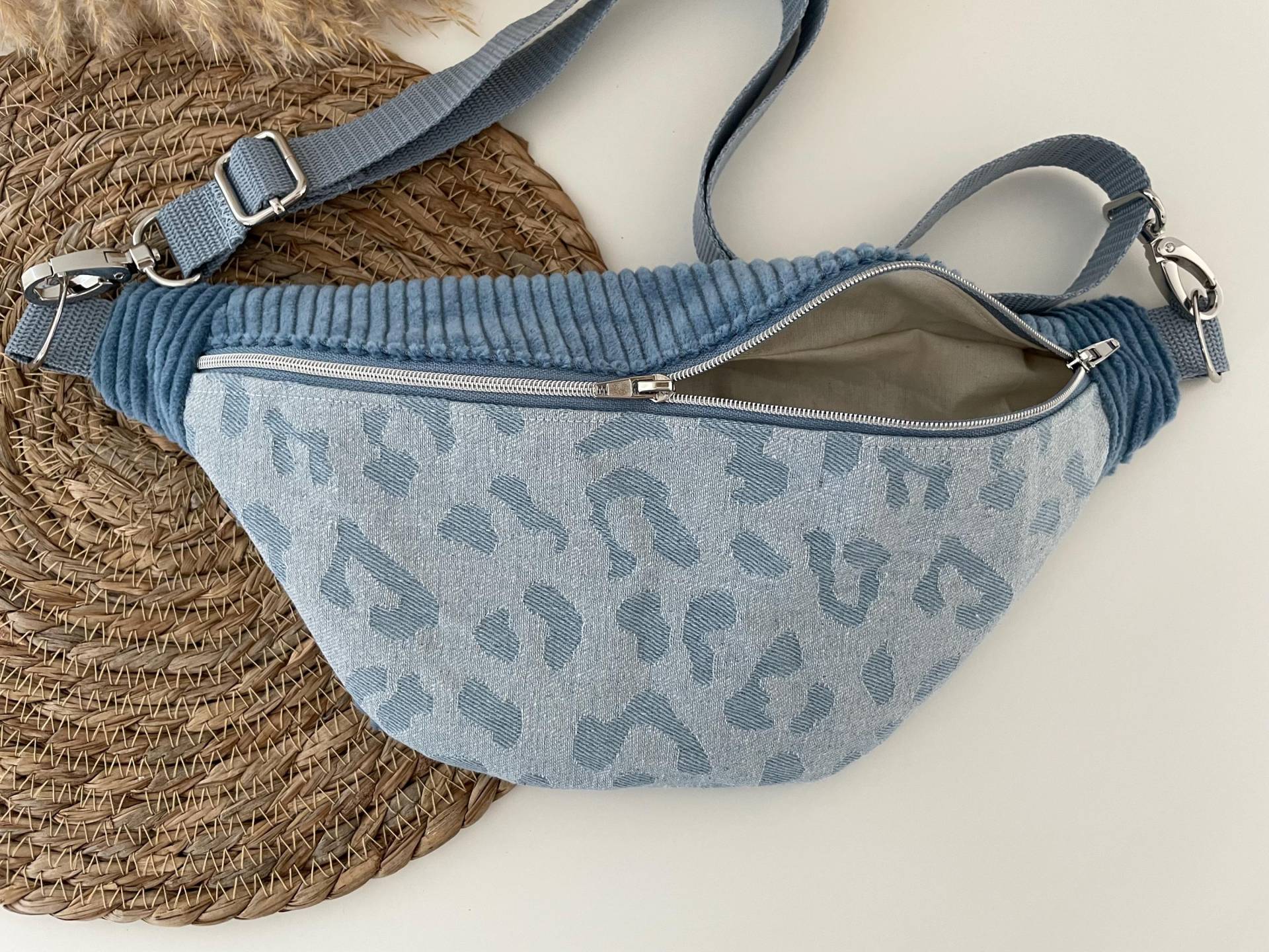 Gr M Bauchtasche Hipbag Crossbag Gürteltasche Cord Blau Leo Uni Beige Silber von elbtueddel