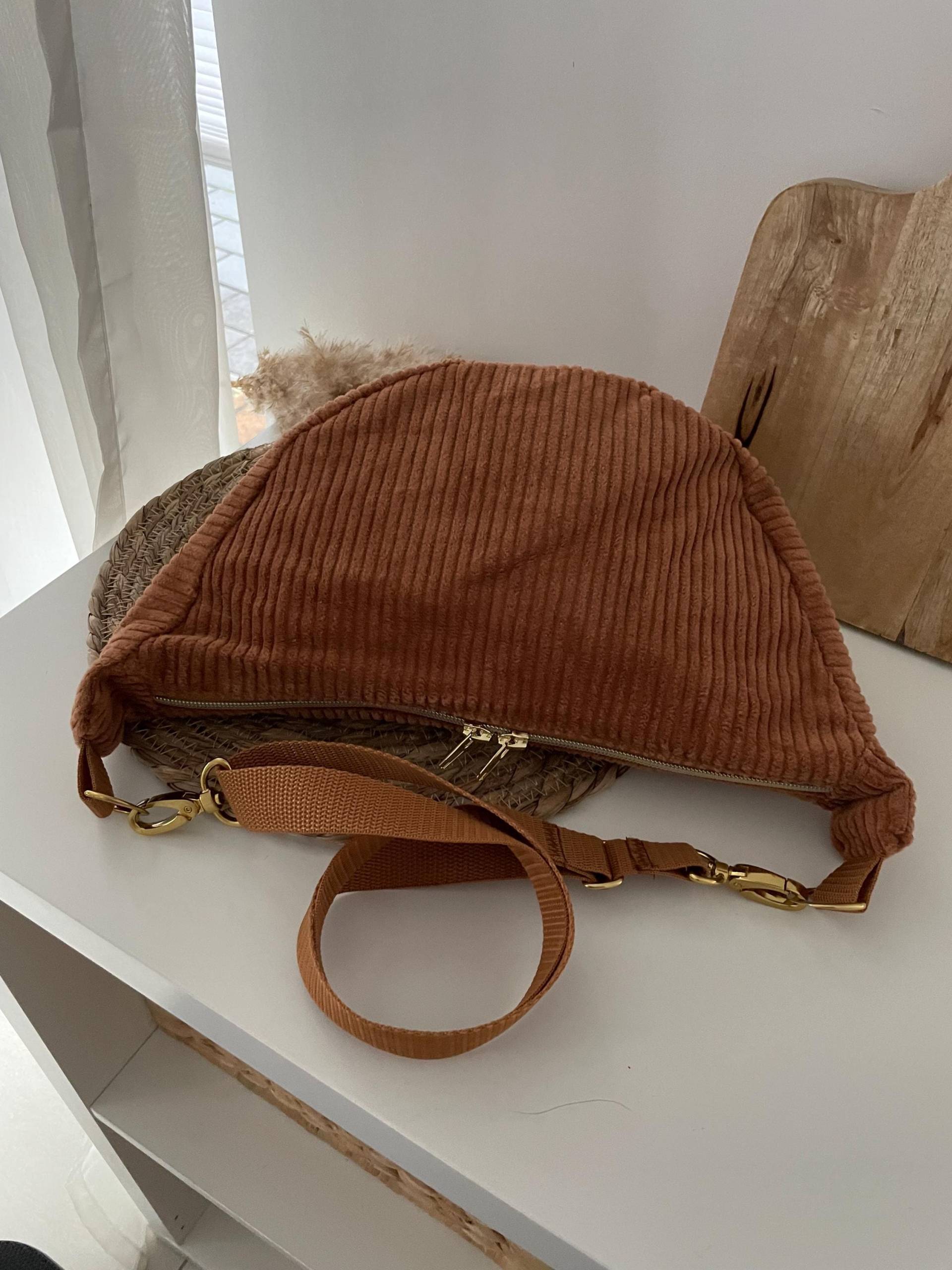 Moonbag Halbmond Tasche Hipbag Crossbag Cord Cognac Blumen Gold von elbtueddel