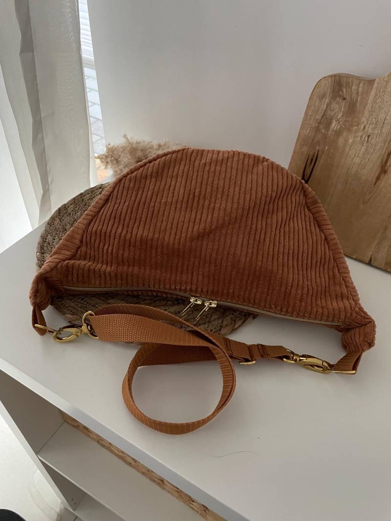 Moonbag Halbmond Tasche Hipbag Crossbag Cord Cognac Blumen Gold von elbtueddel