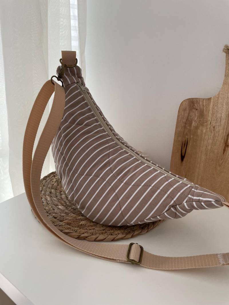 Moonbag Halbmond Tasche Hipbag Crossbag Steppstoff Beige Gestreift Uni Messing von elbtueddel