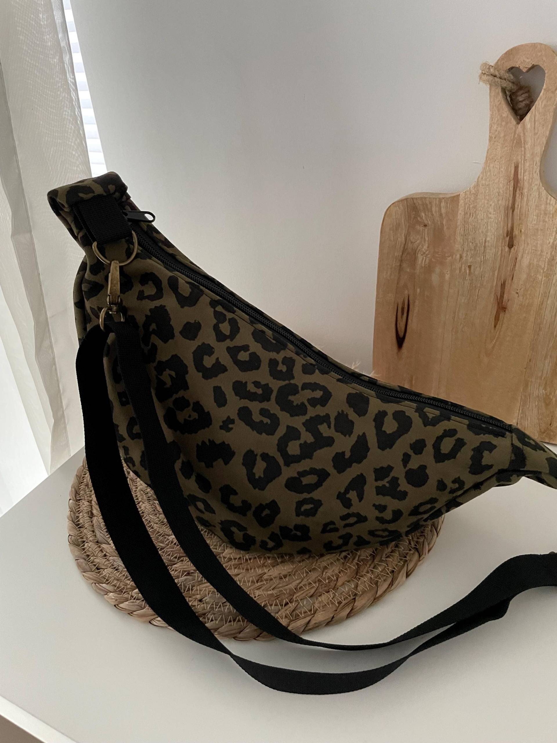 Moonbag Halbmond Tasche Hipbag Crossbag Wildlederimitat Khaki Leo Messing von elbtueddel