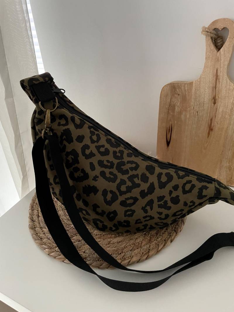 Moonbag Halbmond Tasche Hipbag Crossbag Wildlederimitat Khaki Leo Messing von elbtueddel