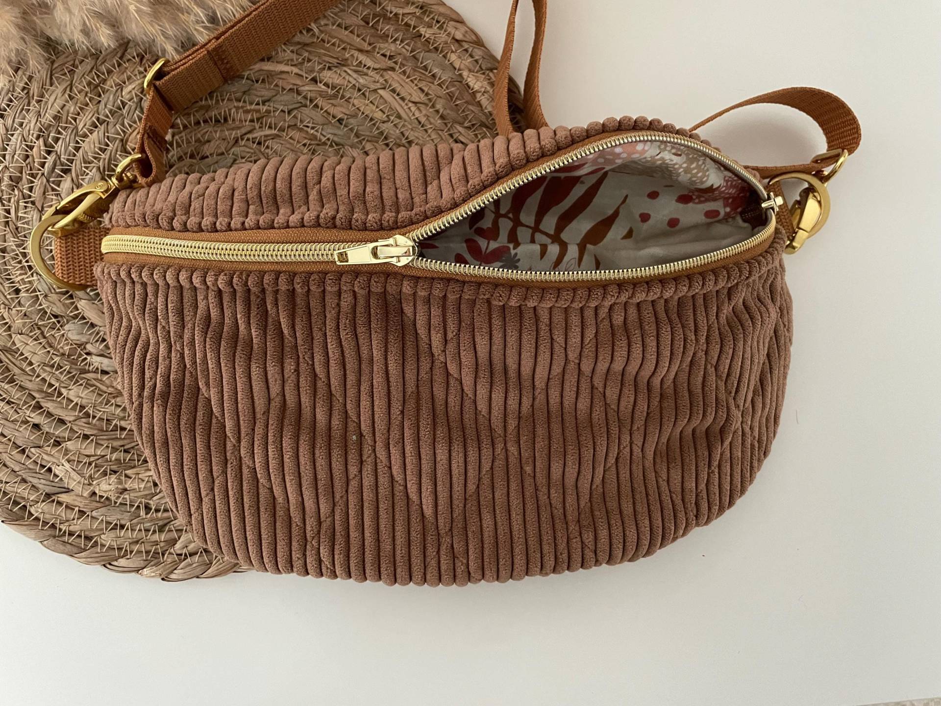 Rundliche Bauchtasche Hipbag Crossbag Gürteltasche Cord Braun Gesteppt Blätter Gold von elbtueddel