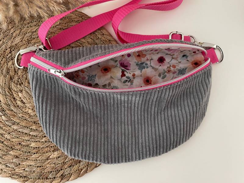 Rundliche Bauchtasche Hipbag Crossbag Gürteltasche Cord Grau Blumen Silber von elbtueddel