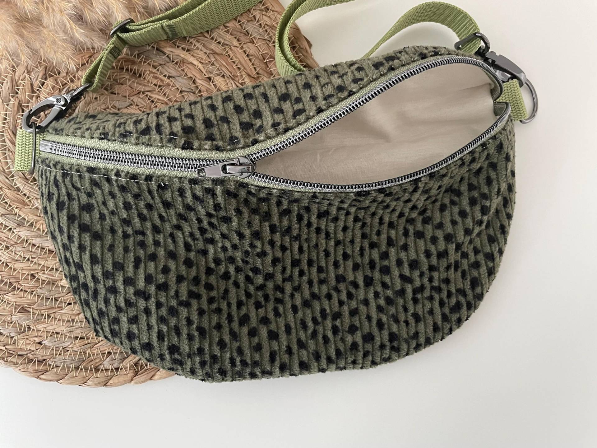 Rundliche Bauchtasche Hipbag Crossbag Gürteltasche Cord Khaki Gepunktet Beige Gunmetall von elbtueddel